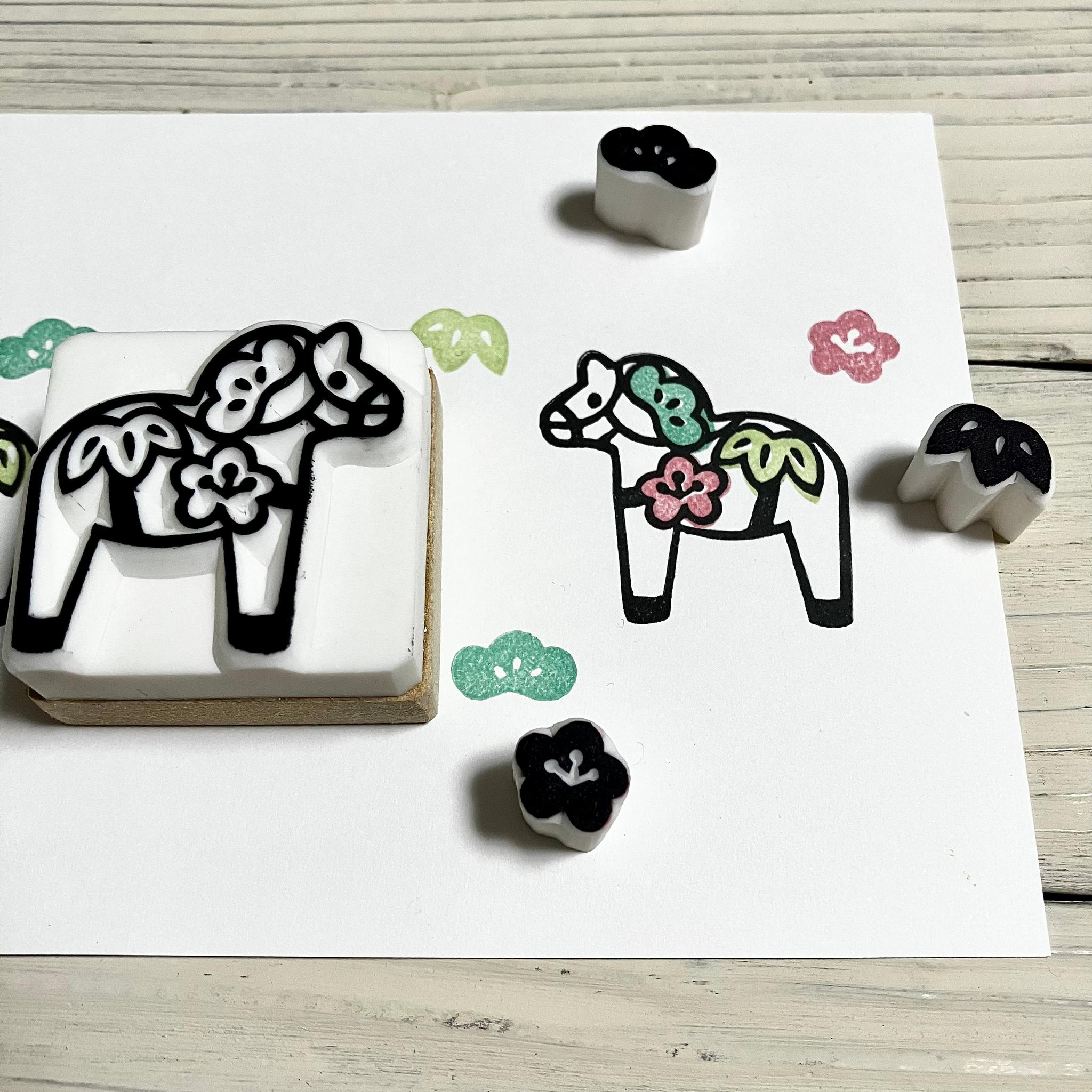 松竹梅模様のダーラナホース【白】ミニスタンプ付きで色版も楽しめる＊消しゴムはんこ＊ | 2枚目